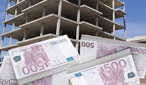 Billetes de 500 euros sobre estructura de edificio sin terminar