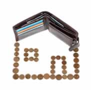 Casita hecha con monedas y cartera
